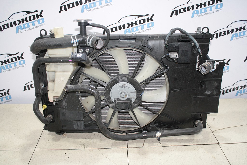 Радиатор охлаждения двигателя TOYOTA NHP10 Контрактная