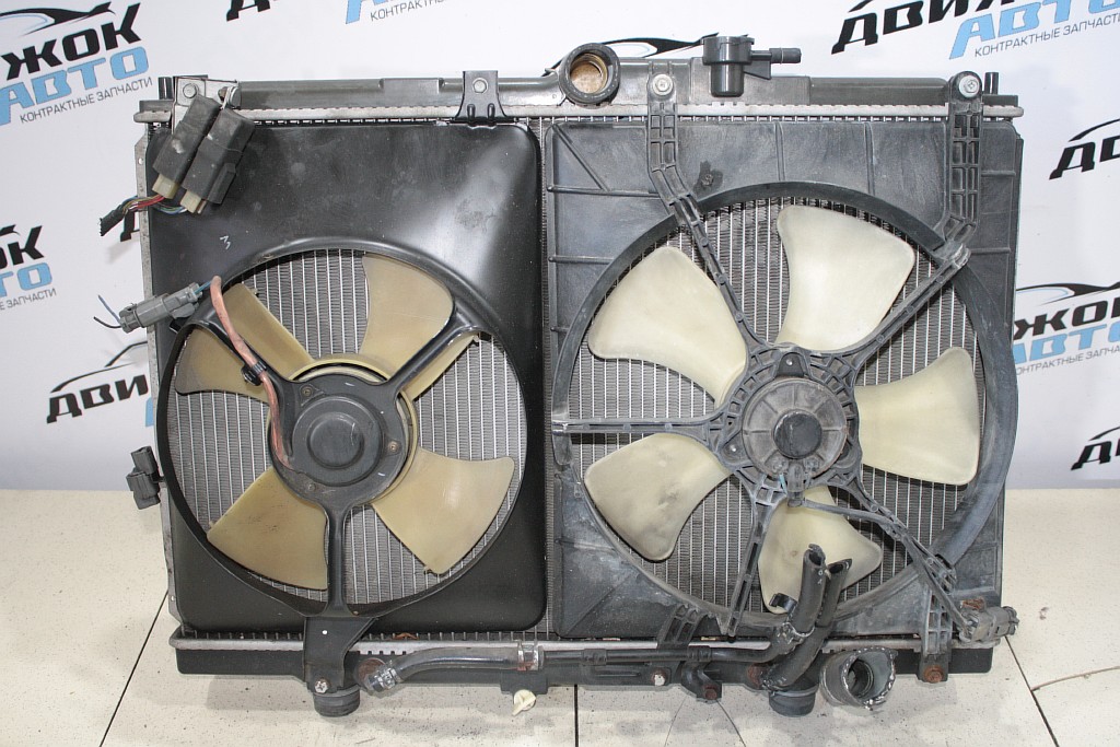 Радиатор охлаждения двигателя HONDA RA1 Контрактная