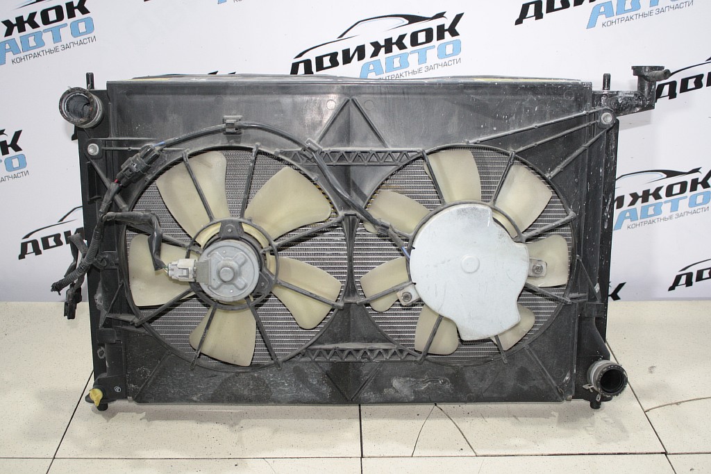 Радиатор охлаждения двигателя TOYOTA ZGM10W Контрактная